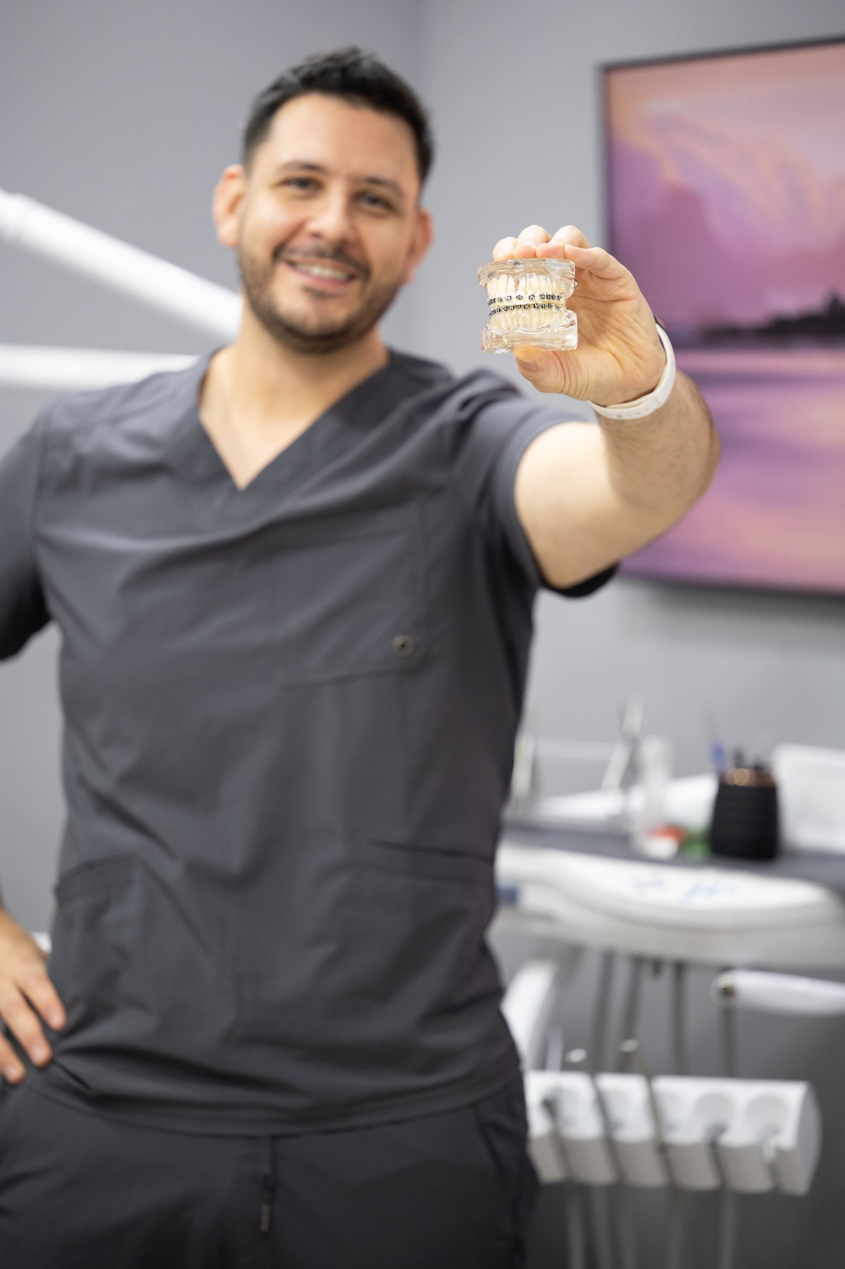 Dr. René Naser en su consulta
